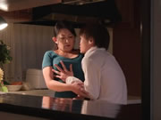 Japanische Ehefrau hat Sex mit dem Freund ihres Sohnes