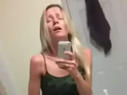Blonder winziger Teenager spielt mit Muschi
